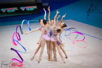 jeune fille en tenue de gymnastique aérobic images photos